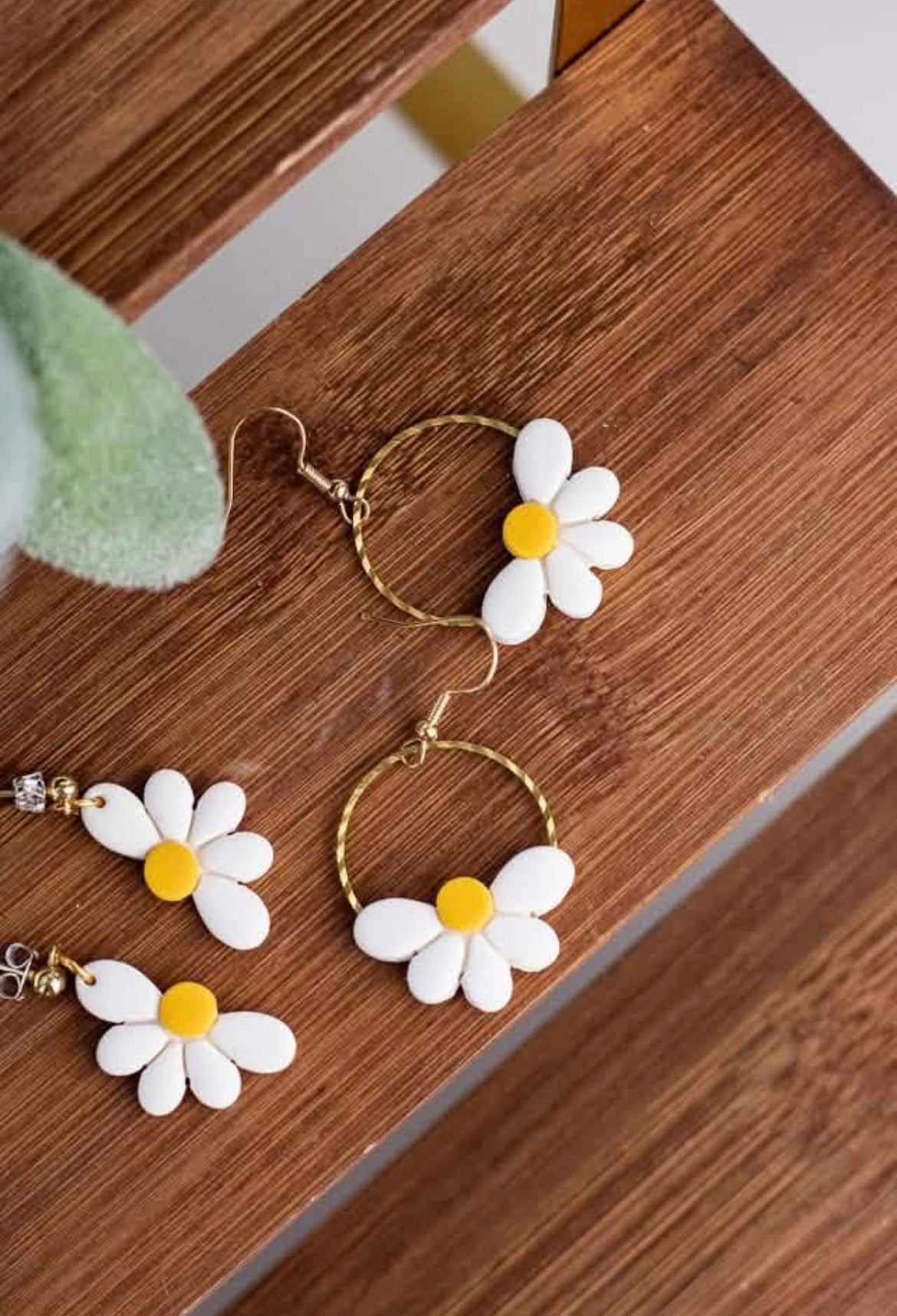 White Half Daisy Circle